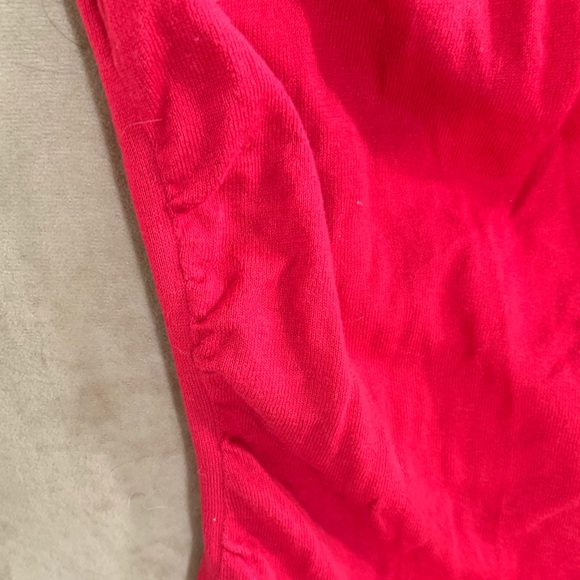 Limited XS Red Fitted Top with removable flower - Picture 2 of 6